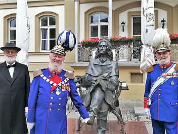 Lebendiges Welterbe: Die "Historischen" (von links) Rainer Hauck (Theodor Fontane), Peter Krug (Prinzregent Luitpold) und Ludwig Büchner (Ludwig III.) am Denkmal des ungarischen Fürsten Ferenc II. Rákóczi. Foto: Sigismund von Dobschütz
