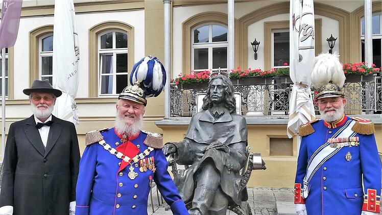 Lebendiges Welterbe: Die "Historischen" (von links) Rainer Hauck (Theodor Fontane), Peter Krug (Prinzregent Luitpold) und Ludwig Büchner (Ludwig III.) am Denkmal des ungarischen Fürsten Ferenc II. Rákóczi. Foto: Sigismund von Dobschütz