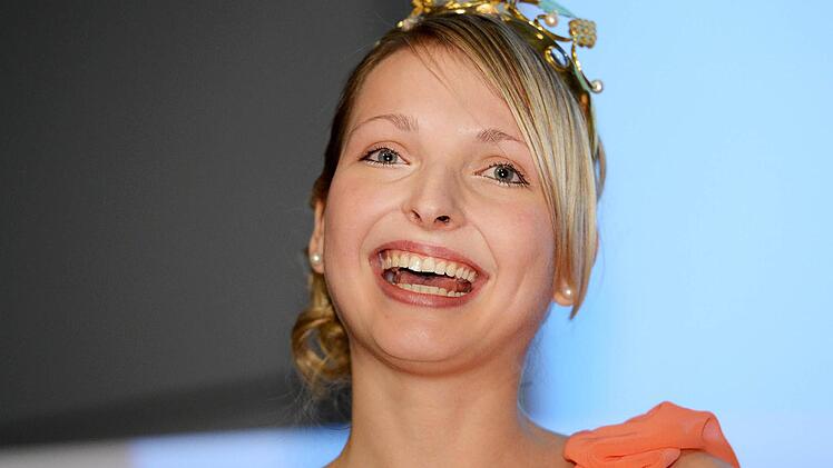 Mit strahlendem Lächeln präsentiert sich die 58. Fränkische Weinkönigin: Marion Wunderlich. Foto: David Ebener/dpa