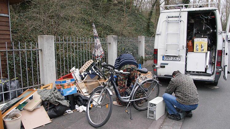 Wer beim Sperrmüll ein Schnäppchen machen will, muss schnell sein. Denn die Konkurrenz ist groß, vor allem aus den östlichen Nachbarländern.  Foto: Lyudmyla Gleykh