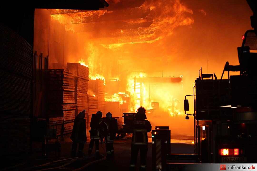Riesiges Flammeninferno zerstoert grosses Saegewerk - Meterhohe Flammen