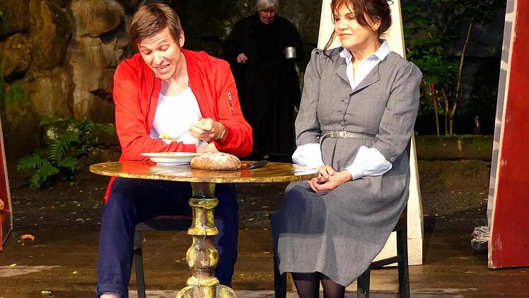 Alfreds (Martin Besold) Mutter (Georgia Lauterbach) ahnt nichts von dessen leichtfertigem Lebenswandel. Im Hintergrund die Großmutter (Heidi Suttner). Foto: Dieter Hübner