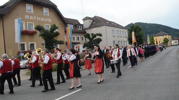 Der Musikverein Pressig führte die stattliche Kirchenparade zum Kirchweihgottesdienst in die Herz- Jesu- Kirche an und spielte anschließend zum Frühschoppen auf. Foto: Karl-Heinz Hofmann