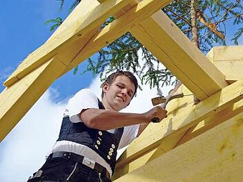 Freude aller Zimmerleute: der Dachstuhl ist errichtet, das Richtfest kann gefeiert werden.  Fotos: PR