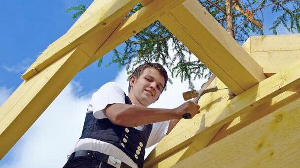 Freude aller Zimmerleute: der Dachstuhl ist errichtet, das Richtfest kann gefeiert werden.  Fotos: PR