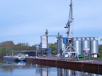 Der Hafen in Zeil verfügt bereits über mehrere Silos. Nun sollen neun weitere Silos dazukommen - wenn die Erweiterung realisiert wird.  Foto: ks