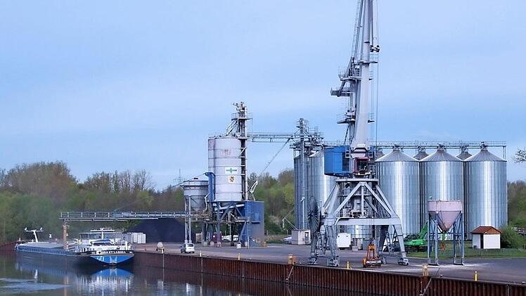 Der Hafen in Zeil verfügt bereits über mehrere Silos. Nun sollen neun weitere Silos dazukommen - wenn die Erweiterung realisiert wird.  Foto: ks