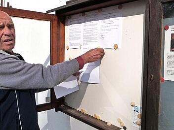 Ein bekanntes Bild in der Gemeinde Harsdorf: Gemeindebote Heinrich Koch bringt wichtige Bekanntmachungen im Amtskasten an.