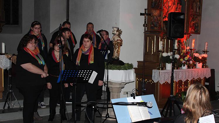 Der Ministrantenchor mit musikalischer Leiterin Katrin  Werner am Klavier