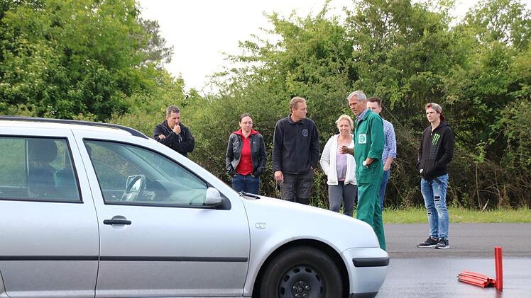 Mit einer Puppe wird der längere Bremsweg bei leicht erhöhter Geschwindigkeit verdeutlicht. Foto: Ralf Ruppert