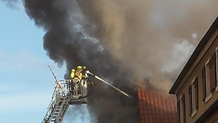 Am Dienstag brannte ein Haus in der Hauptstraße von Uehlfeld (Landkreis Neustadt/Aisch-Bad Windsheim). Foto: privat
