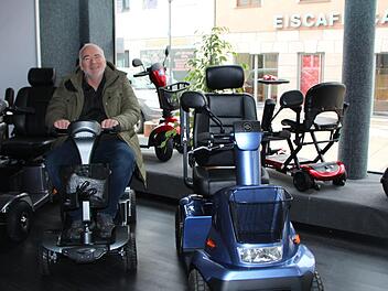 Seine Elektromobile verkauft der in Gremsdorf lebende Thomas Ringshandl in ganz Süddeutschland. Jetzt  richtet  er   ein Ladengeschäft mit Werkstatt in der  Hauptstraße ein.  Foto: Andreas Dorsch