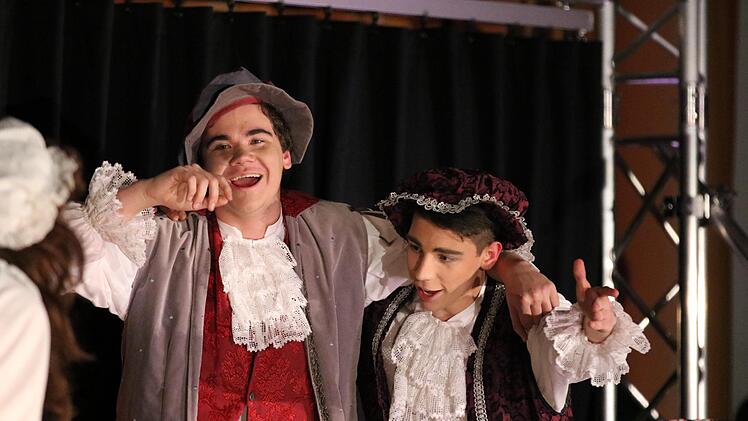 Die Theatergruppe des Franz Miltenberger Gymnasiums spielte "Was ihr wollt" von William Shakespeare. Fotos Sebastian Schmitt
