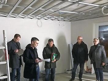 Ortstermin: Nach Fertigstellung der Rohbau- und Installationsarbeiten kann bei der neuen Kinderkrippe nun mit dem Innenausbau begonnen werden.  Foto: Horst Lange