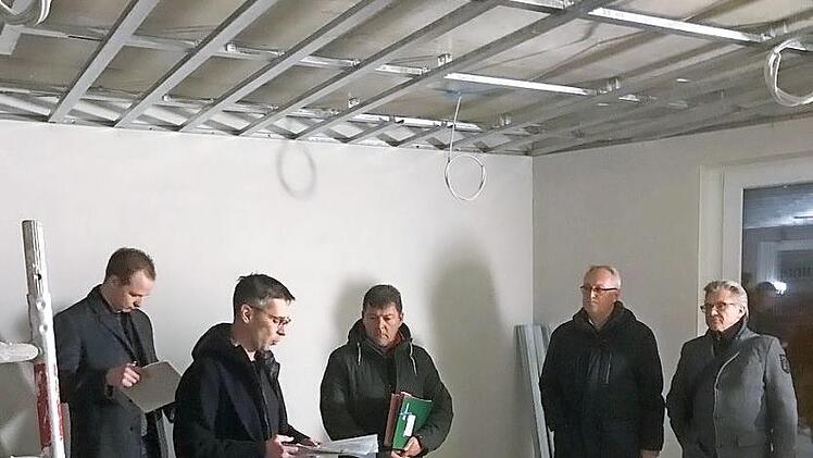 Ortstermin: Nach Fertigstellung der Rohbau- und Installationsarbeiten kann bei der neuen Kinderkrippe nun mit dem Innenausbau begonnen werden.  Foto: Horst Lange