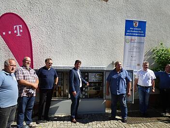 Startschuss  für das schnelle Internet  am Verteilerkasten  (v. l.) Thomas Stecker, Achim Schmitz, Martti  Kohtanen (alle Firma LEC), Bürgermeister Stefan Frühbeißer, Planer Joachim  Reiprich, Fritz Weinlein (Telekom) und Zweiter Bürgermeister Roland  Lang. Foto: Thomas Weichert