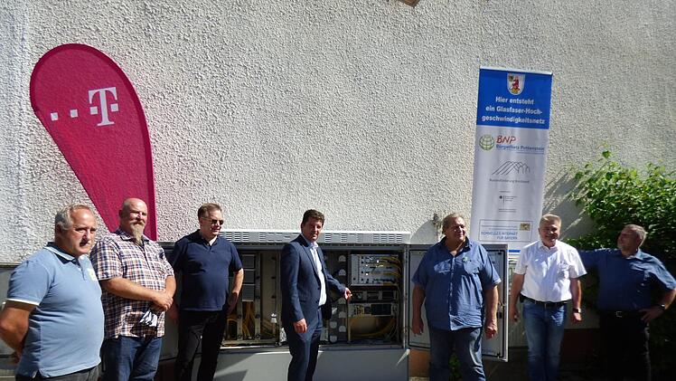 Startschuss  für das schnelle Internet  am Verteilerkasten  (v. l.) Thomas Stecker, Achim Schmitz, Martti  Kohtanen (alle Firma LEC), Bürgermeister Stefan Frühbeißer, Planer Joachim  Reiprich, Fritz Weinlein (Telekom) und Zweiter Bürgermeister Roland  Lang. Foto: Thomas Weichert