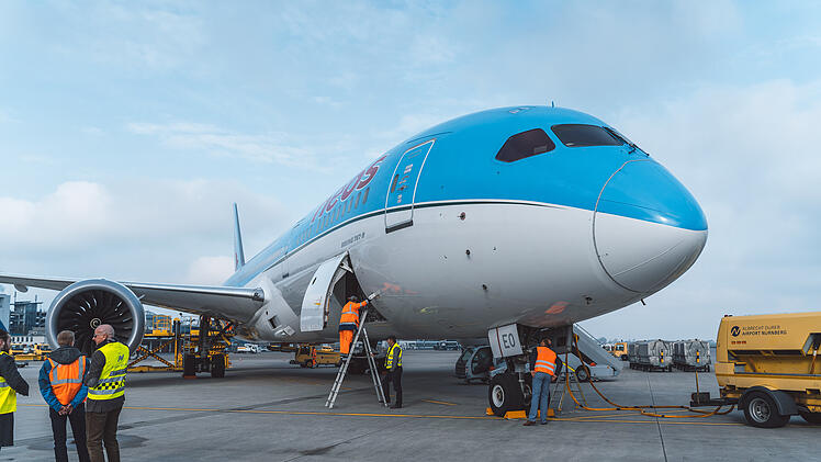 Per Flugzeug werden die Corona-Hilfsgüter nach Deutschland importiert.