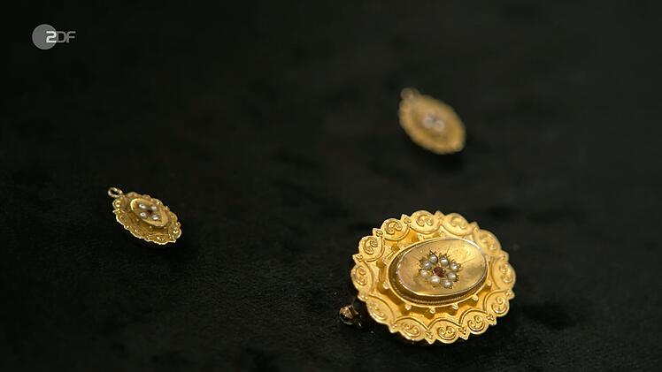 Die goldene Brosche mit zwei Anh&auml;ngern aus dem Jahr 1891 hatte einen Wert von 250 bis 300 Euro. Elke Velten schnappte sich die Schmuckst&uuml;cke f&uuml;r 260 Euro.