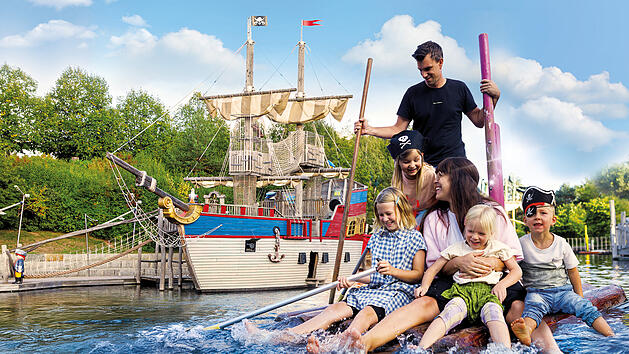 Piratenwelt mit See und Schiff im Hintergrund im Playmobil FunPark &ndash; Abenteuer f&uuml;r Kinder in Franken