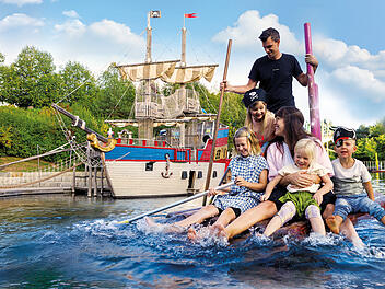 Piratenwelt mit See und Schiff im Hintergrund im Playmobil FunPark &ndash; Abenteuer f&uuml;r Kinder in Franken