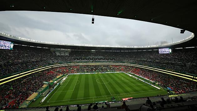 Wegen Wetterkapriolen konnte das WM-Achtelfinale zwischen Mexiko und England erst versp&auml;tet starten.
