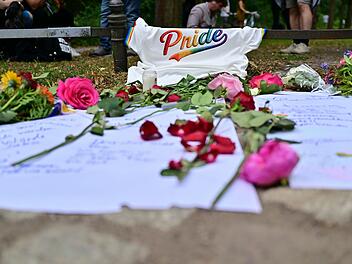 Auto f&auml;hrt in Menschenmenge - CSD in Berlin abgebrochen.