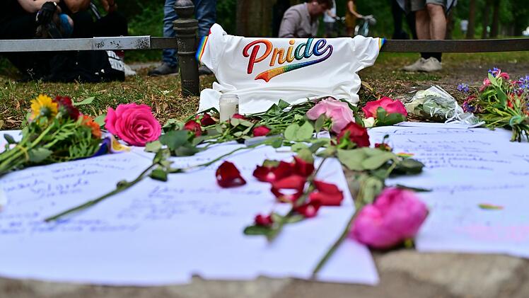 Auto f&auml;hrt in Menschenmenge - CSD in Berlin abgebrochen.