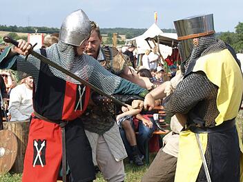 Ritter werden den Besuchern des Heimatfestes am Samstag und Sonntag begegnen. Doch es gibt noch viel mehr zu entdecken. Dazu gibt es viel Musik an alles vier Festtagen.  Foto: Archiv Stefan Geiger