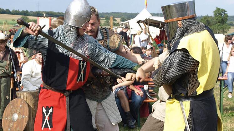 Ritter werden den Besuchern des Heimatfestes am Samstag und Sonntag begegnen. Doch es gibt noch viel mehr zu entdecken. Dazu gibt es viel Musik an alles vier Festtagen.  Foto: Archiv Stefan Geiger