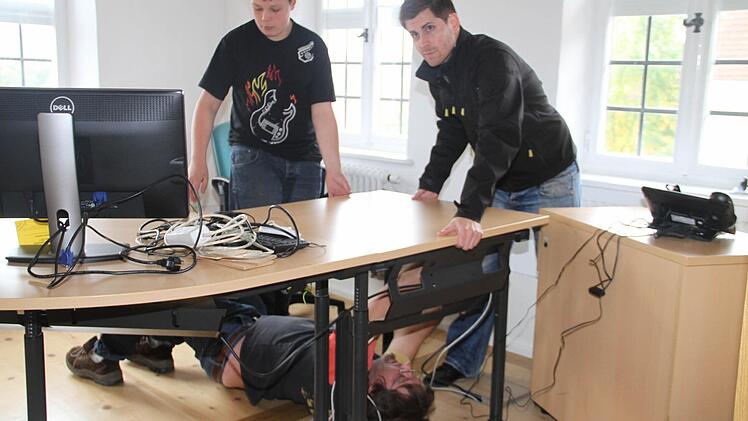 Viele Hände - und manchmal auch Verrenkungen - sind notwendig, damit die Verwaltung am Donnerstag wieder für ihre Bürger da sein kann.