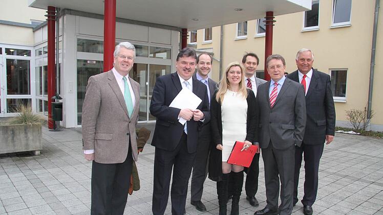 Erinnerungsfoto vor dem Klinkums-Eingang.