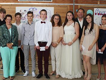 Die besten aus beiden Klassen mit ihren Klasslehrern Tamara Ignatzek (Zweite von links) und Gerhard Batz (Dritter von rechts) sowie der Jahrgangsbesten Marta Ilkiv (Vierte von rechts) Fotos: Evi Seger