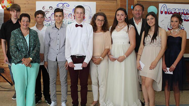 Die besten aus beiden Klassen mit ihren Klasslehrern Tamara Ignatzek (Zweite von links) und Gerhard Batz (Dritter von rechts) sowie der Jahrgangsbesten Marta Ilkiv (Vierte von rechts) Fotos: Evi Seger