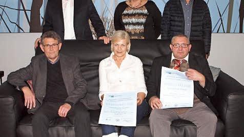 Betriebsratsvorsitzender Oswald Tempel, seine Stellvertreterin Andrea Hacker und Betriebsleiter Uwe Weibelzahl (stehend, von rechts) bedankten sich bei den Betriebsjubilaren Günter Panzer und Brigitte Kerner sowie bei dem in den Ruhestand verabschiedeten Michael Höh (sitzend, von rechts) für ihre langjährige Treue zur Firma.  Foto: Alfred Thieret