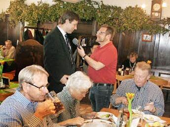 Landrat Hermann Ulm (l.) im Gespräch mit dem BR-Reporter Heiner Gremer in der guten Stube des Wirtshauses der Klosterbrauerei Weißenohe. Foto: Reinhard Löwisch