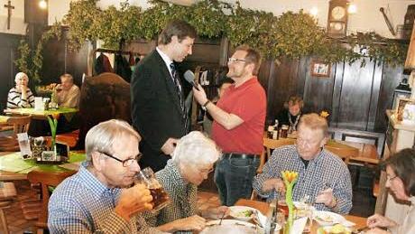 Landrat Hermann Ulm (l.) im Gespräch mit dem BR-Reporter Heiner Gremer in der guten Stube des Wirtshauses der Klosterbrauerei Weißenohe. Foto: Reinhard Löwisch