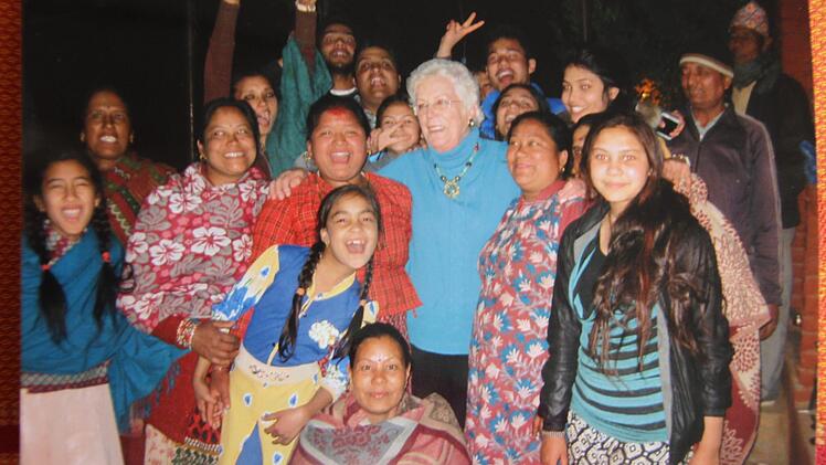 Arm, aber fröhlich: Nachdem Margret Thalmann (Mitte) eines Abends spontan mit den Nachbarn ihres Gastgebers Shailendra Basnet getanzt hatte, gab es ein buntes Gruppenfoto. Foto: Basnet