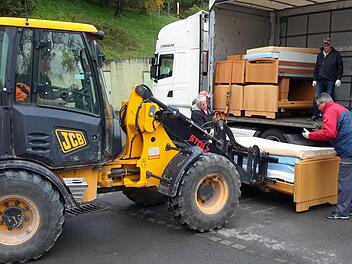 Selbst ein Radlader kam zum Einsatz, als die Laster für den Hilfstransport nach Ungarn auf dem Gelände des alten Hauses Waldenfels bestückt wurden. Vorher hatten die Reservisten Etage für Etage des mittlerweile leerstehenden Gebäudes ausgeräumt sowie das Mobiliar sortiert und versandfertig gemacht. Fotos: Rolf Pralle