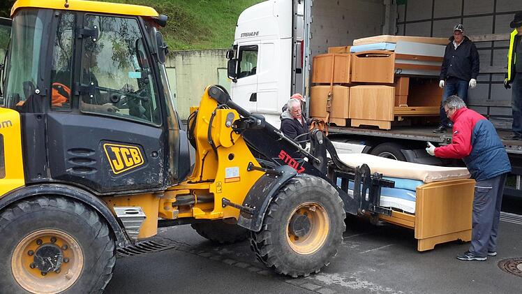 Selbst ein Radlader kam zum Einsatz, als die Laster für den Hilfstransport nach Ungarn auf dem Gelände des alten Hauses Waldenfels bestückt wurden. Vorher hatten die Reservisten Etage für Etage des mittlerweile leerstehenden Gebäudes ausgeräumt sowie das Mobiliar sortiert und versandfertig gemacht. Fotos: Rolf Pralle