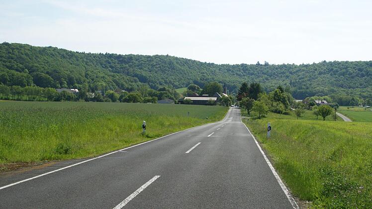 Vor allem die Zabelsteinstraße ist für die Fabrikschleichacher ein Problem. Kerzengerade führt die Staatsstraße in den Ort, auch die geparkten Autos sind für viele Verkehrsteilnehmer kein Anlass zum Bremsen.