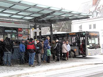 Der Busbahnhof "An der Schütt" ist seit Sonntag wieder in Betrieb. Fotos: Richard Sänger