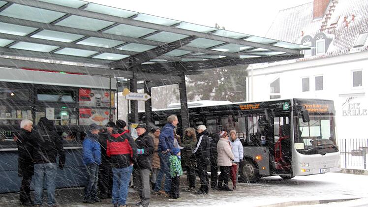 Der Busbahnhof "An der Schütt" ist seit Sonntag wieder in Betrieb. Fotos: Richard Sänger