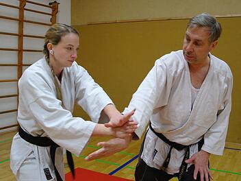 Mit der richtigen Körperhaltung und den richtigen Griffen könnte sich Andrea Reißer auch gegen Ju-Jutsu-Leiter Dieter Schiffler wehren. Stephanie Elm