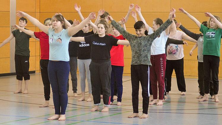 Eine besondere Schulwoche erlebte die Klasse 7a der Mittelschule Haßfurt mit dem bekannten Choreographen Alan Brooks, der im Rahmen des Projekts "Schultanz in Bayern" mit den Schülerinnen und Schülern arbeitete. Fotos: Sabine Weinbeer