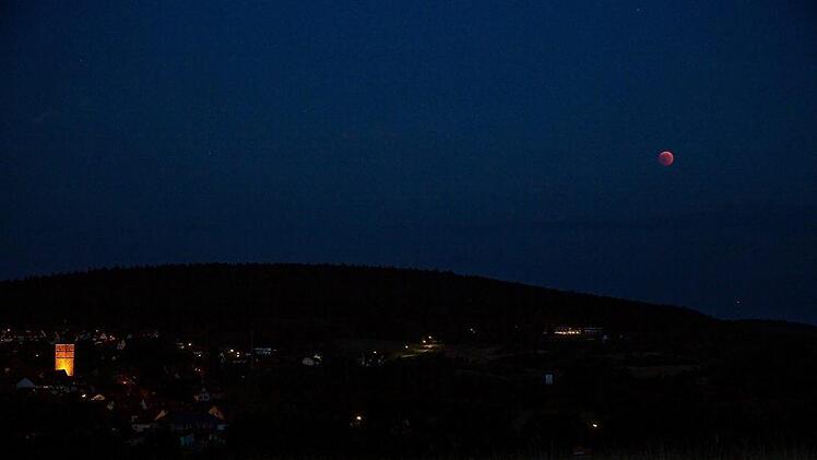 Der Blutmond über dem nächtlichen Ebern Foto: Steffen Schanz