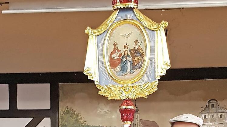 Diakon Joachim Stapf und Thomas Kirchner nehmen das sanierte Wallfahrtsbild aus der Hand von Malermeister Dieter Gerstenkorn aus Ebern (von links) in Empfang. Das Wallfahrtsbild zeigt auf einer Seite die "Krönung Mariens".  Foto: Johanna Muckelbauer