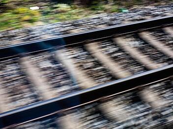 Pfaffenhofen: Lokführer entdeckt Schwerverletzten auf Bahngleis - von Zug erfasst?