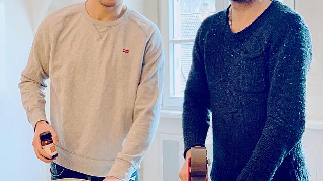 F&uuml;r ihren Online-Shop verpacken Adrian Schuberth (links) und Daniel Leitmannstetter Nahrungserg&auml;nzungsmittel.