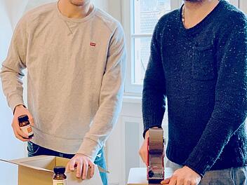 Für ihren Online-Shop verpacken Adrian Schuberth (links) und Daniel Leitmannstetter Nahrungsergänzungsmittel.